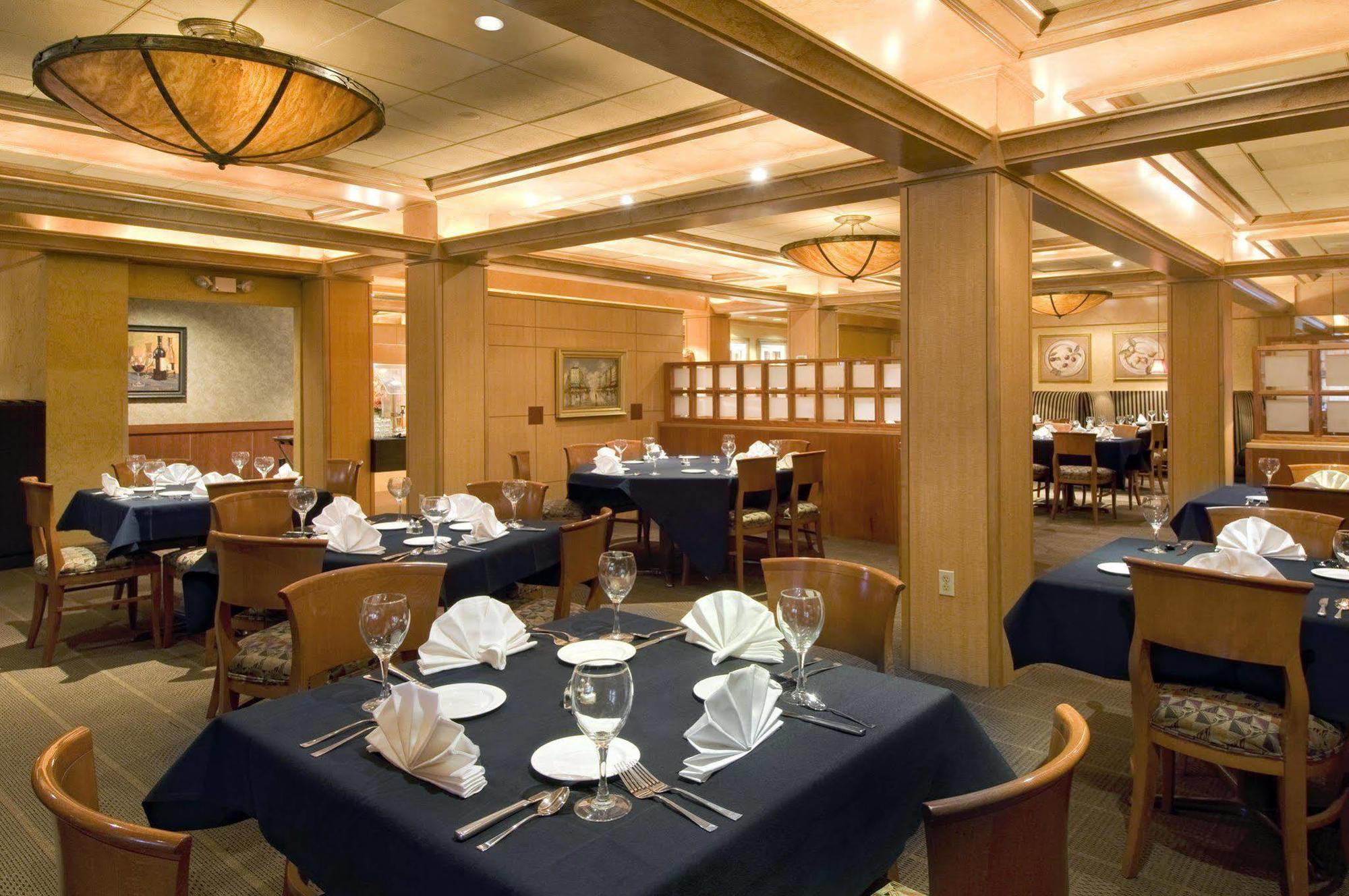 Doubletree By Hilton Akron Феърлоун Ресторант снимка